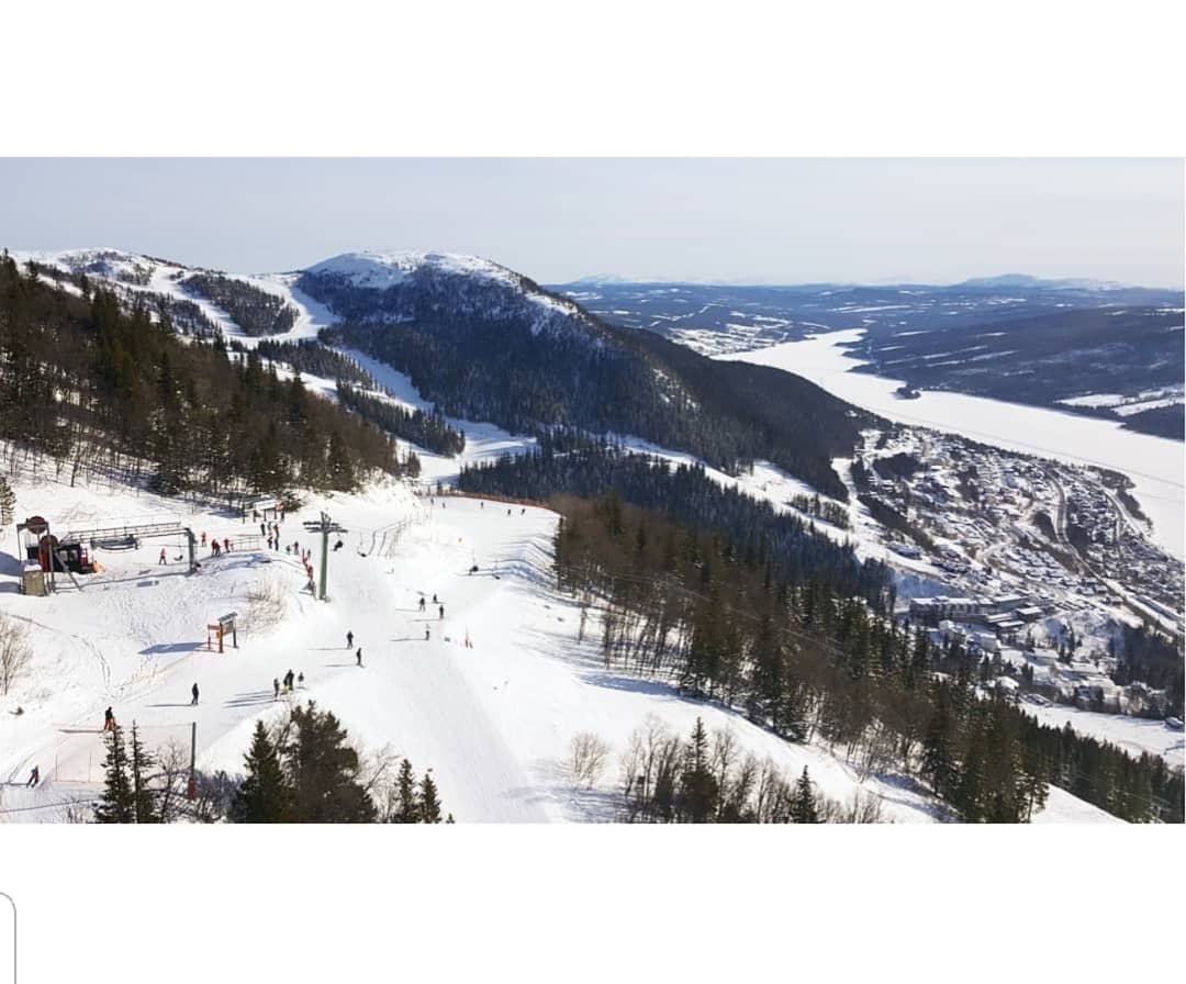 The lakeside village of Are busy with skiers at dusk