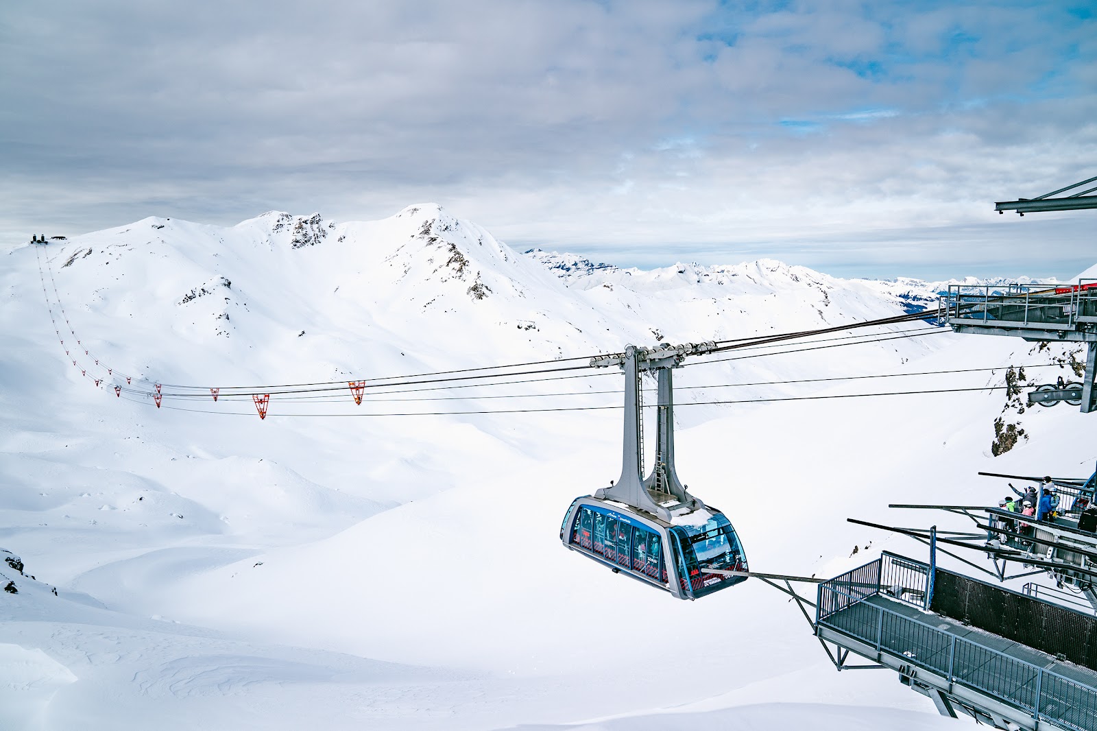 The cable car link between Arosa and Lenzerheide across the ridge