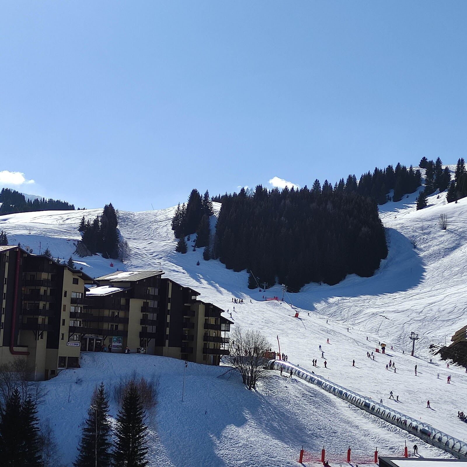 Quiet groomed pistes in the Auris sector of the Alpe d Huez area