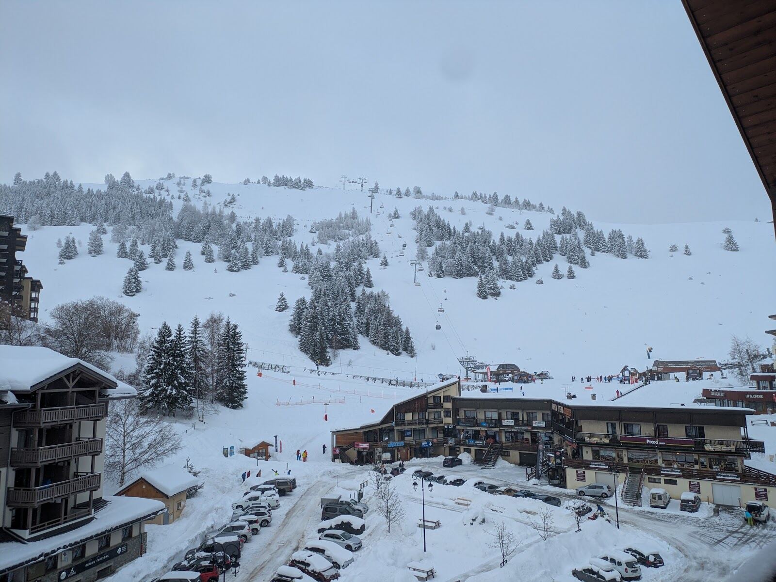 A chairlift rising from the Auris en Oisans base