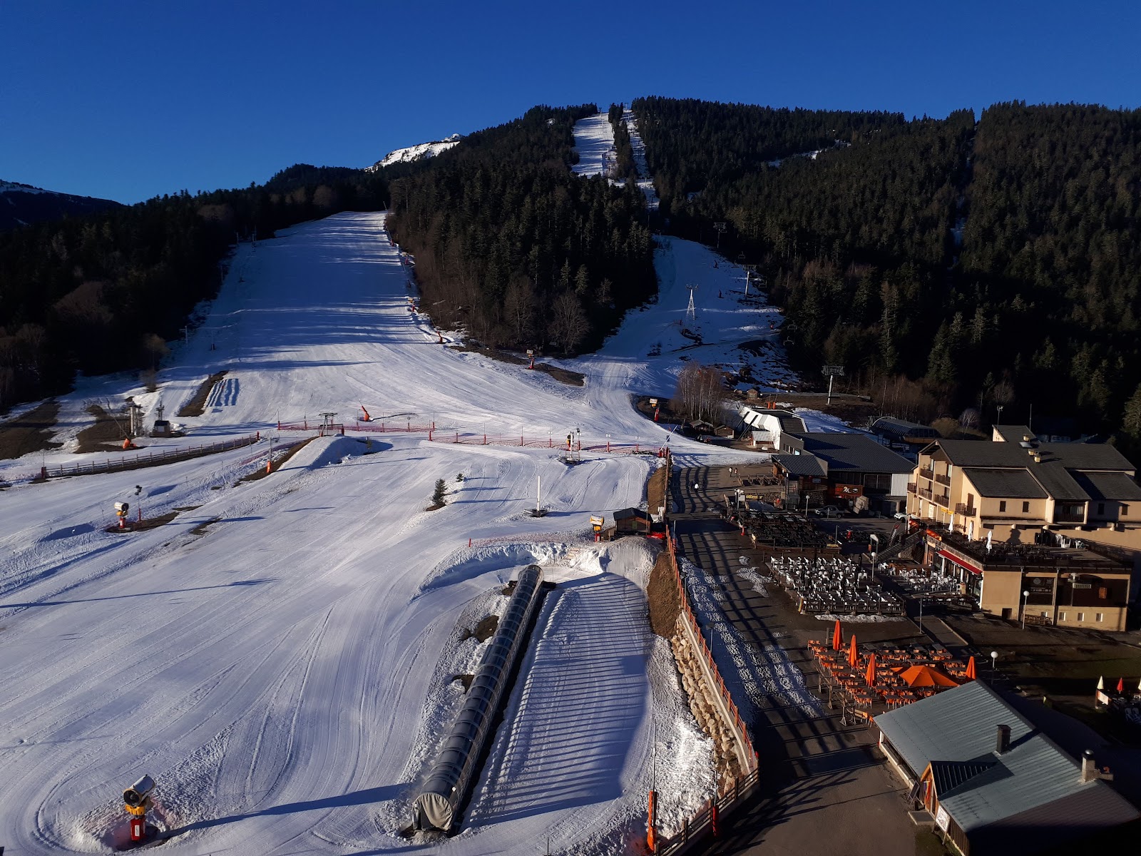 Skiers on open intermediate slopes at Ax 3 Domaines