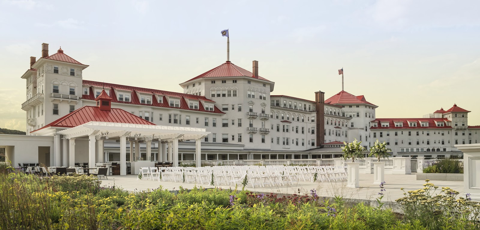Gentle groomed pistes below the grand white hotel at Bretton Woods with Mount Washington behind