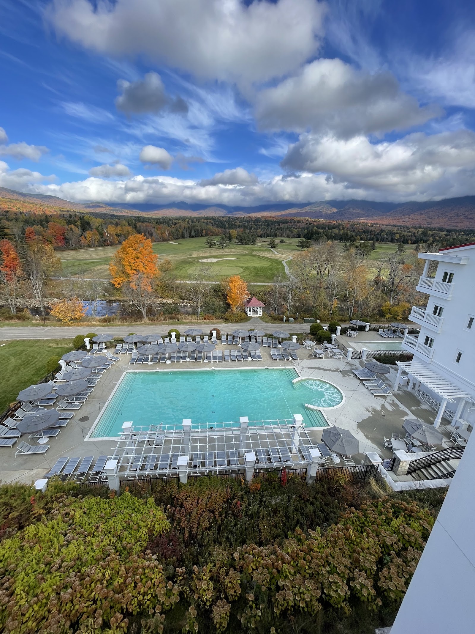The grand white Omni Mount Washington hotel below the ski slopes