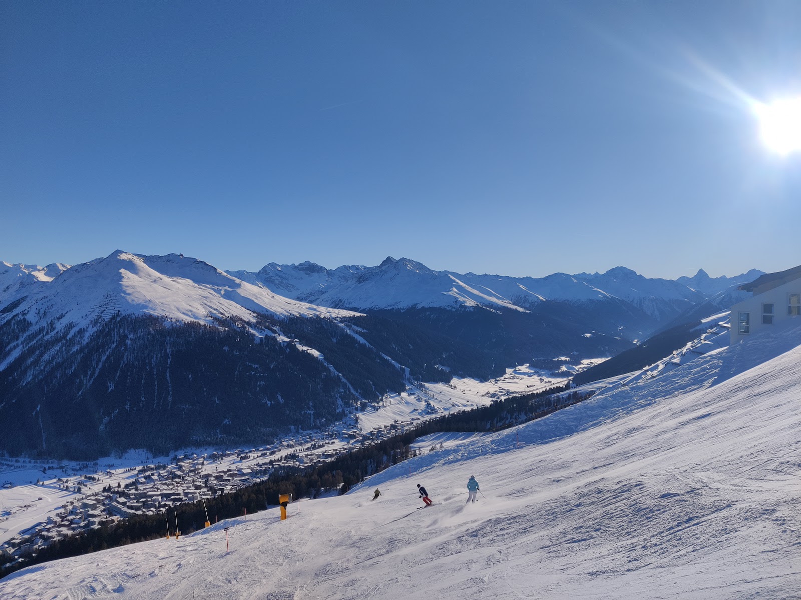 Skiers on the high open slopes of the Jakobshorn above Davos