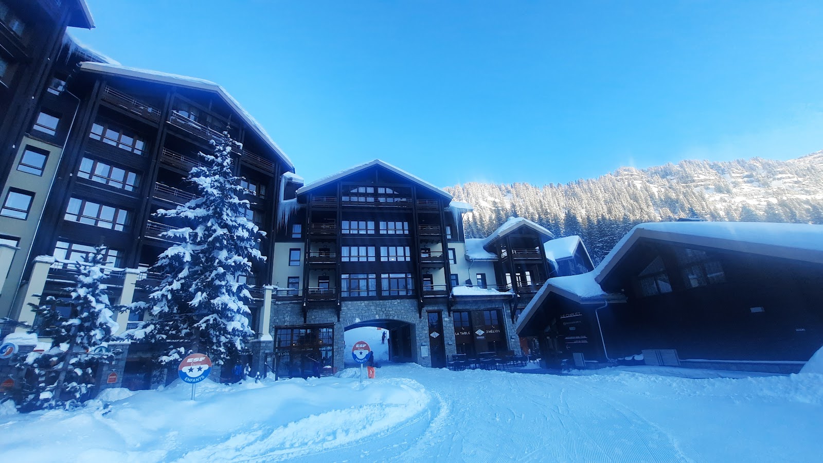 A groomed beginner piste beside the Flaine apartments