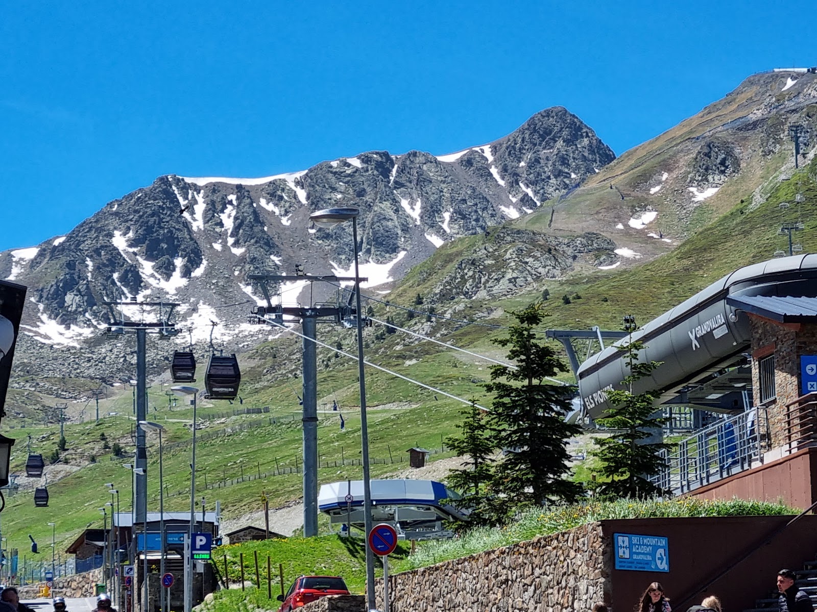 Skiers on a wide open intermediate run in Grandvalira