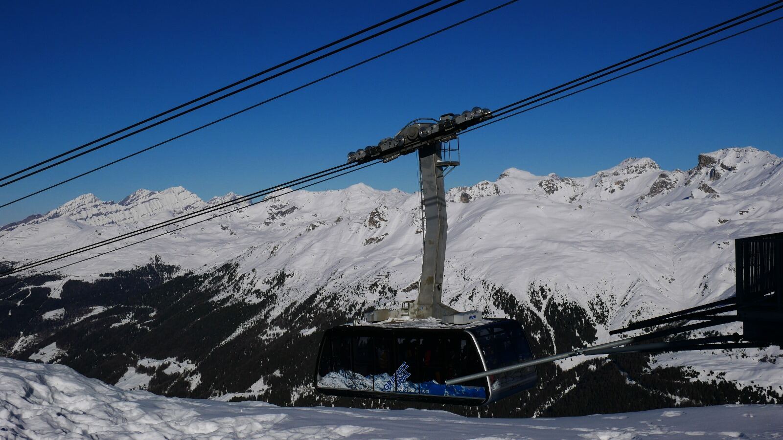 A sunny family piste above Grimentz in the Val d'Anniviers