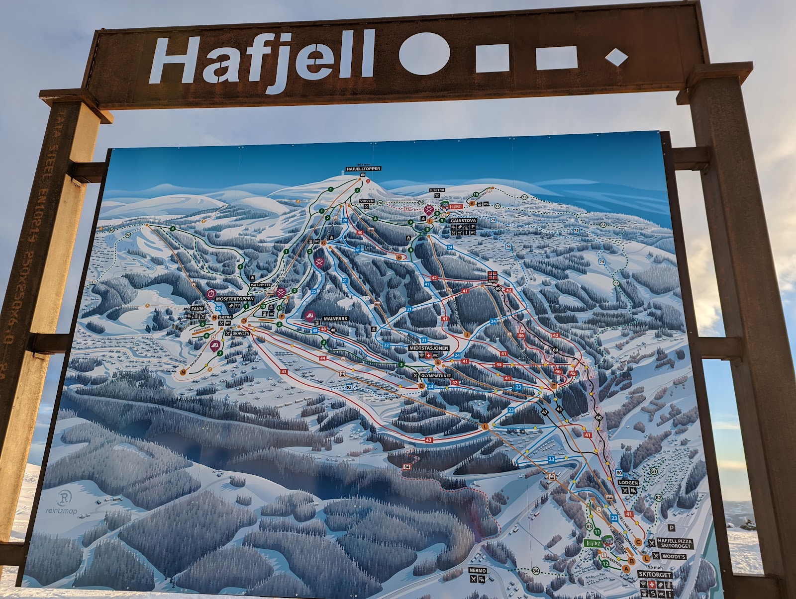 Groomed family runs descending through forest at Hafjell