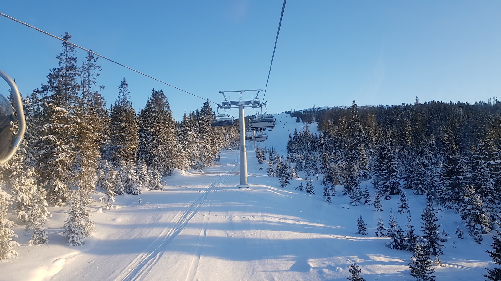 Cold winter pistes and forest views above Lillehammer at Hafjell