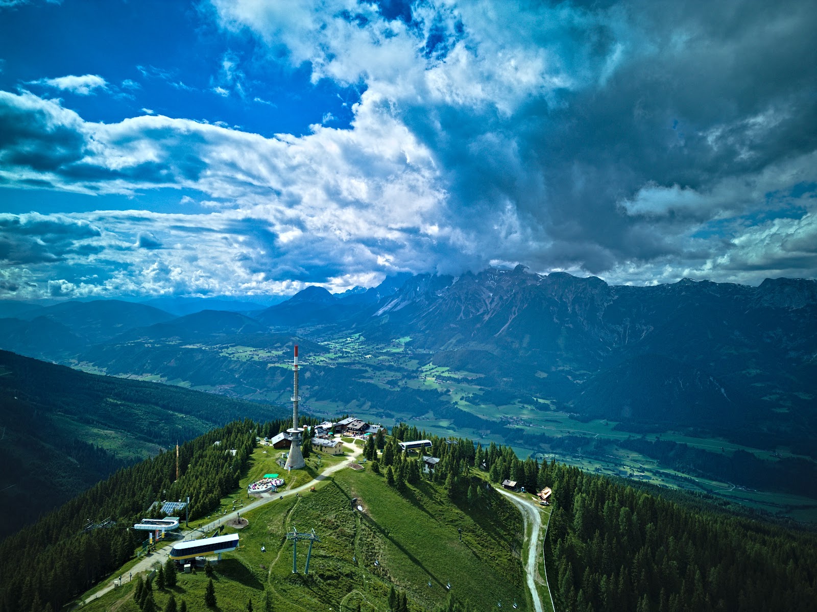 Wide groomed runs on the Schladming Dachstein circuit