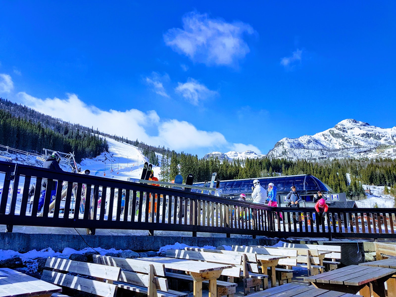 Wide family pistes and learner lifts at the Hemsedal base