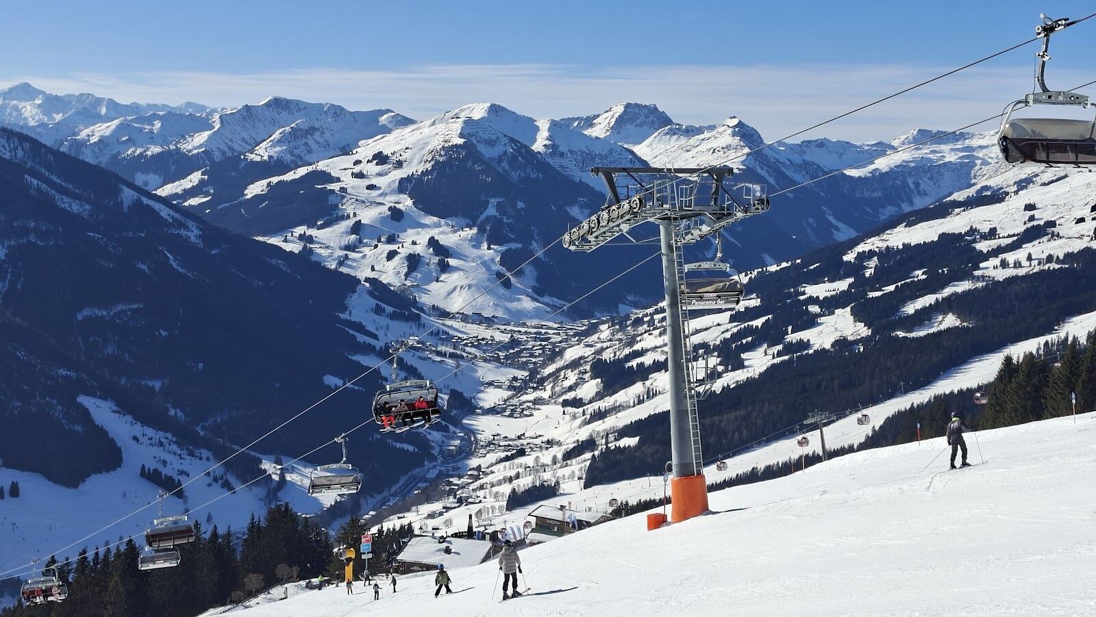 Skiers crossing the linked pistes of the Skicircus above the Glemmtal