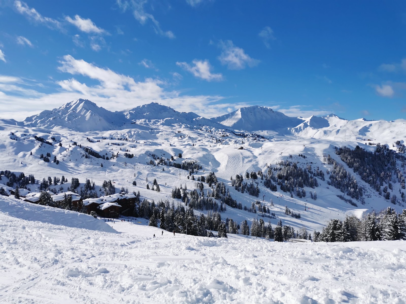 Snowy apartment residences with slopes running to the doors at La Plagne