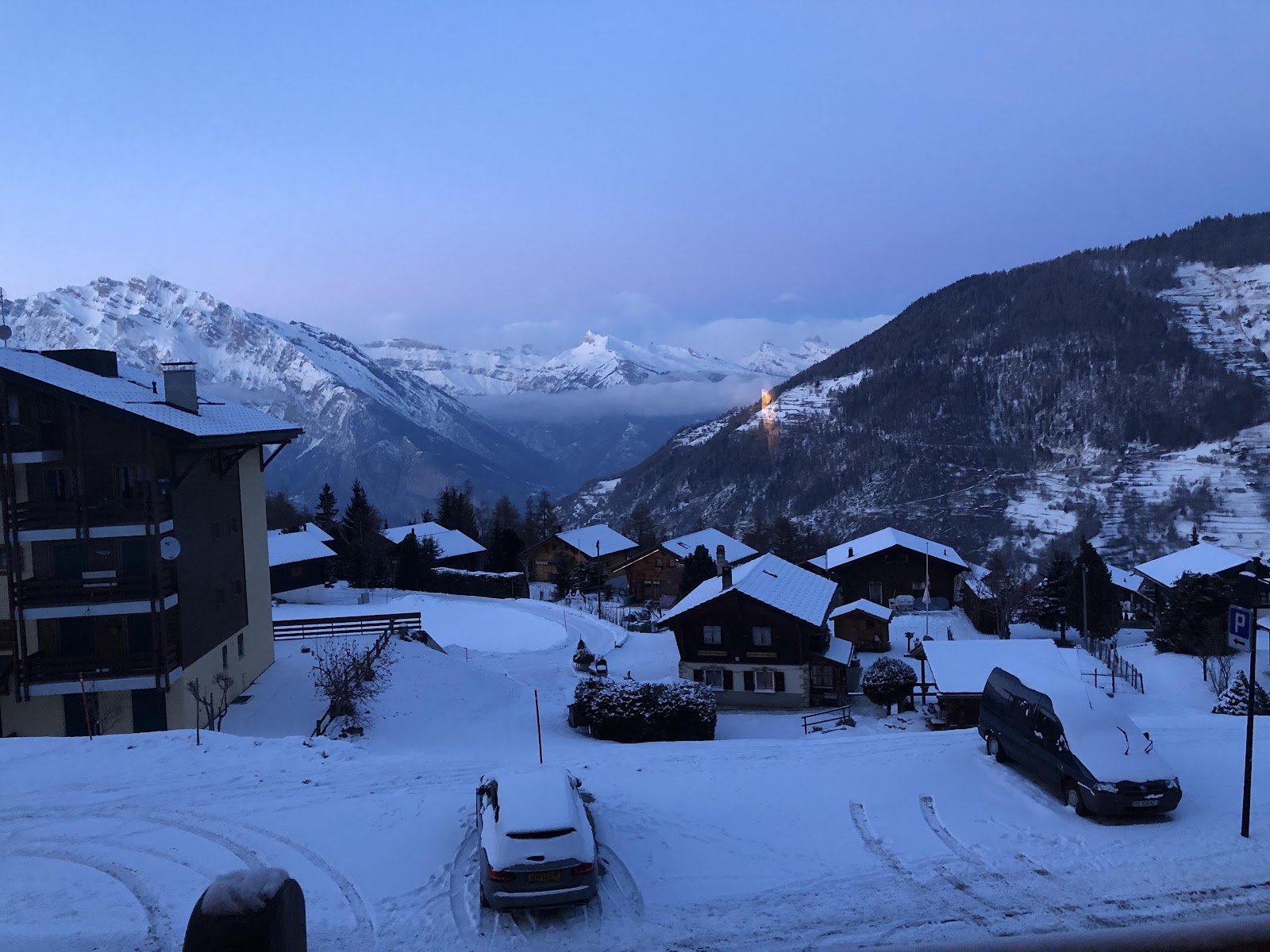 Wide north facing cruising runs in the 4 Vallees near La Tzoumaz
