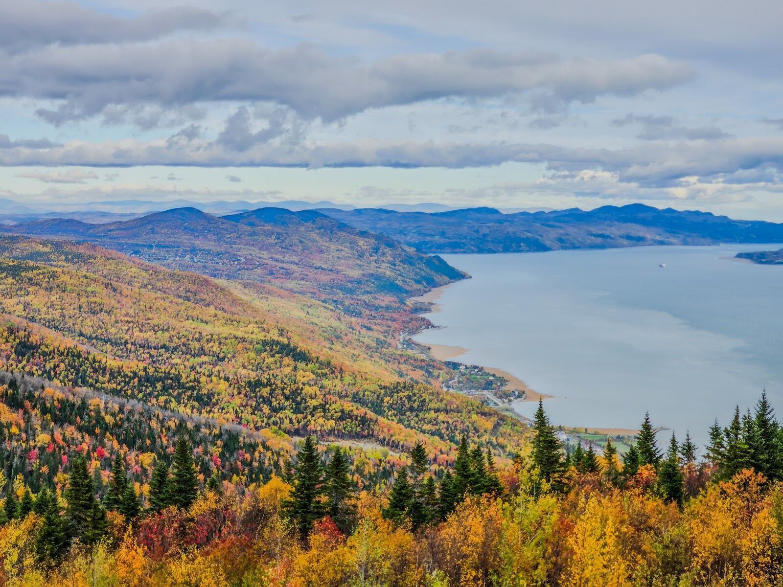 Chairlift and panoramic river view from the summit of Le Massif