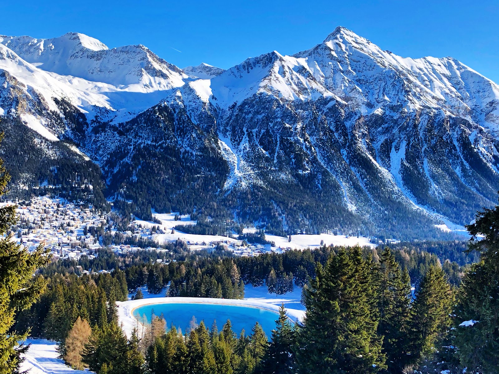 The plateau resort of Lenzerheide between its lakes under snow