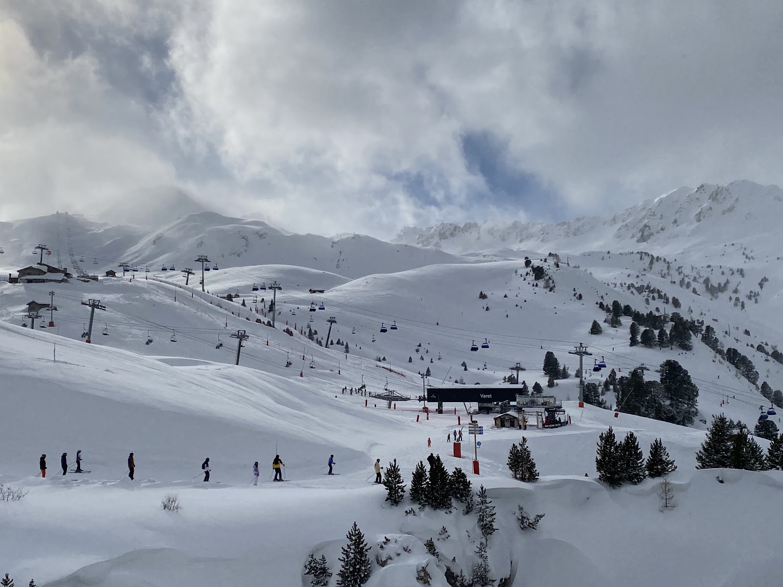 Skiers and snowboarders on the wide pistes above Les Arcs