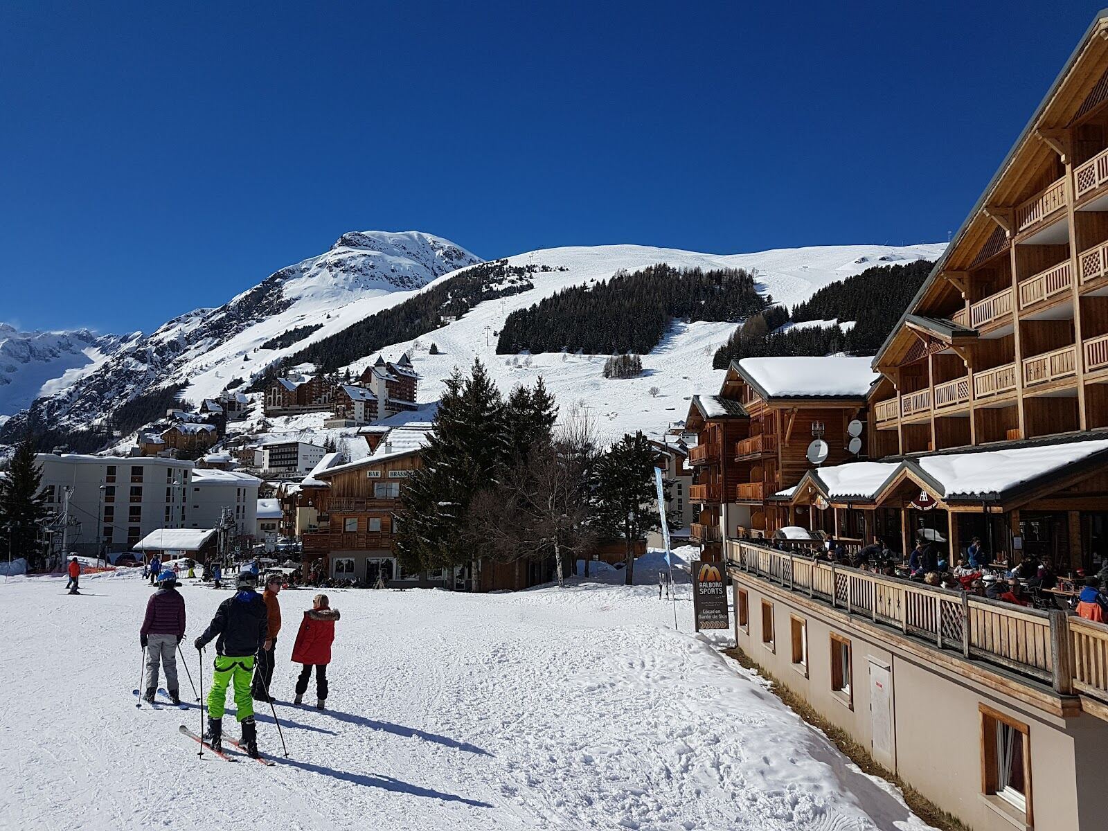 Skiers on the upper glacier slopes of Les Deux Alpes