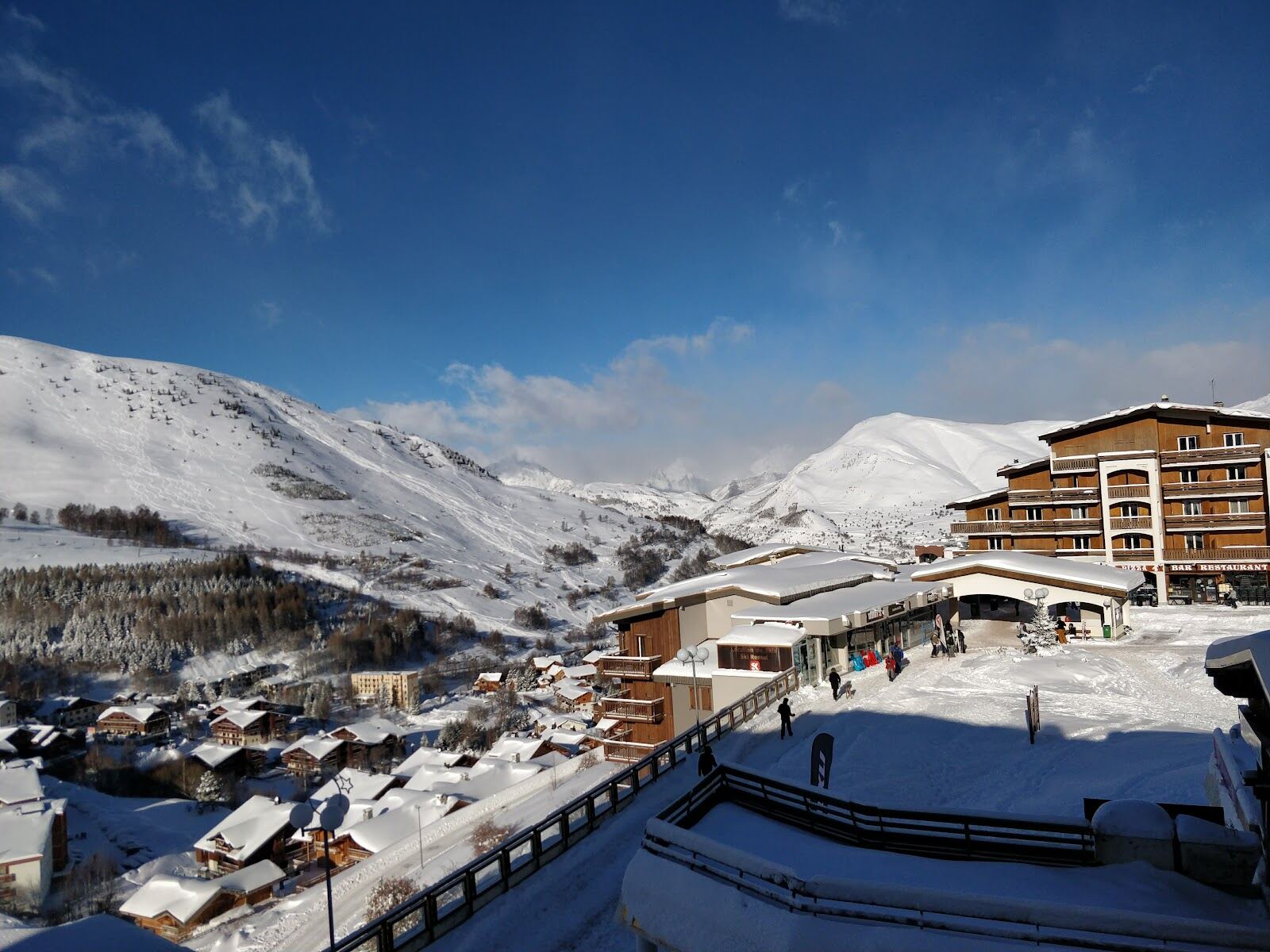 Wide open pistes high above the town of Les Deux Alpes