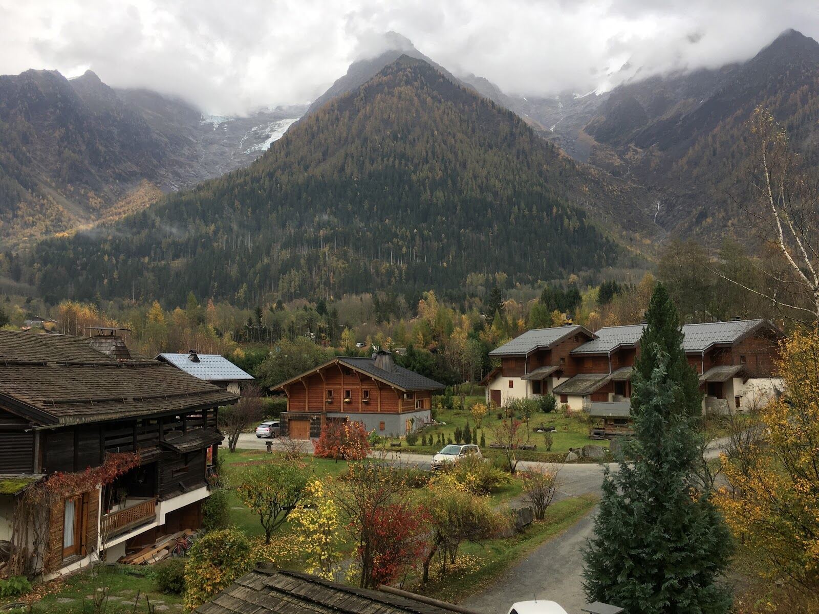 Skiers on a long scenic run with Mont Blanc views at Les Houches