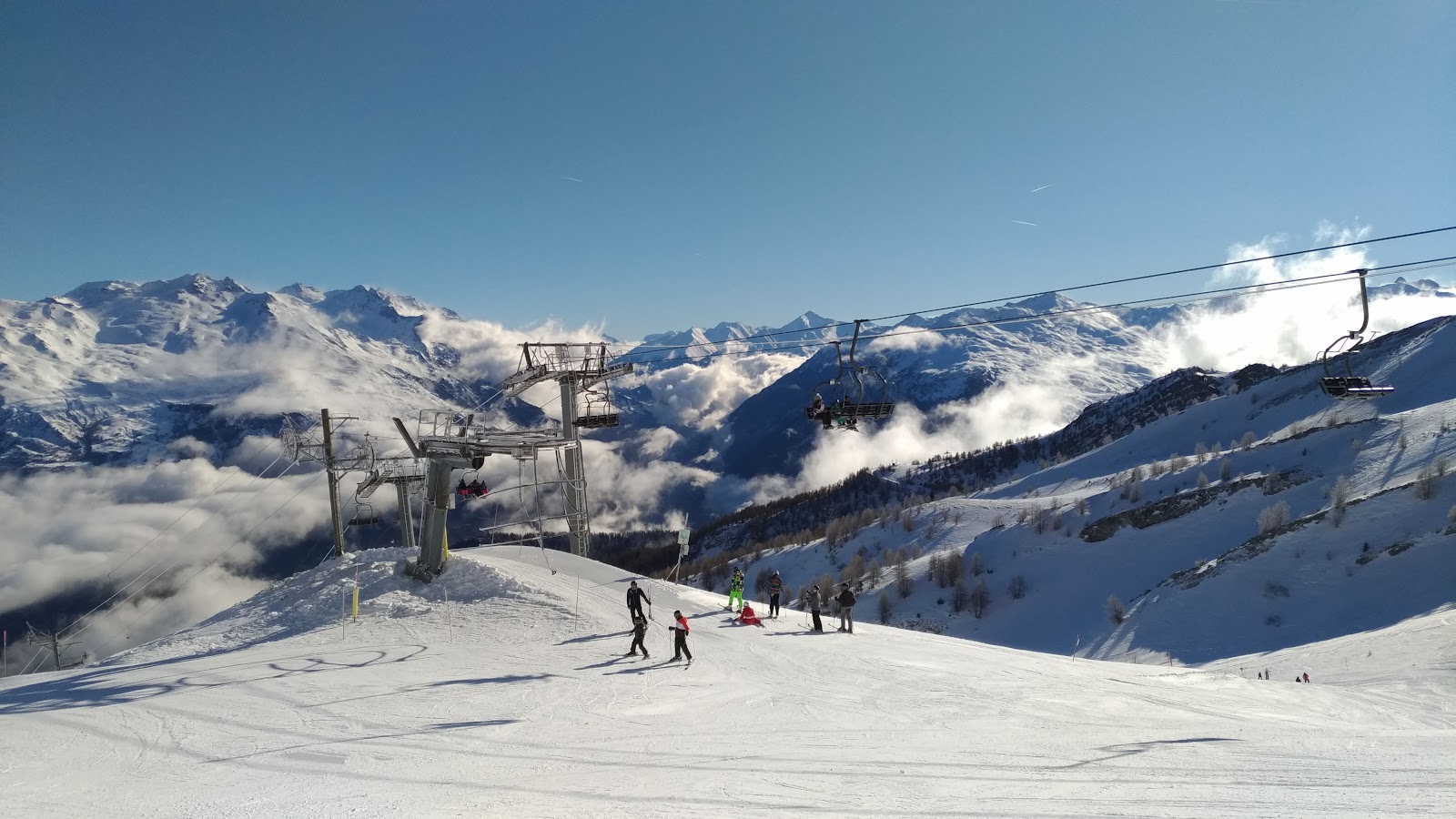 Gentle ski in ski out slopes running up to the buildings at Les Karellis