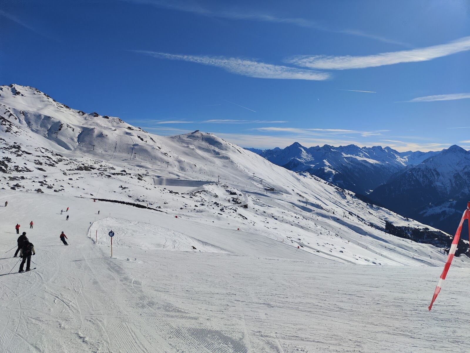 Snowboarders and skiers in the Mayrhofen terrain park