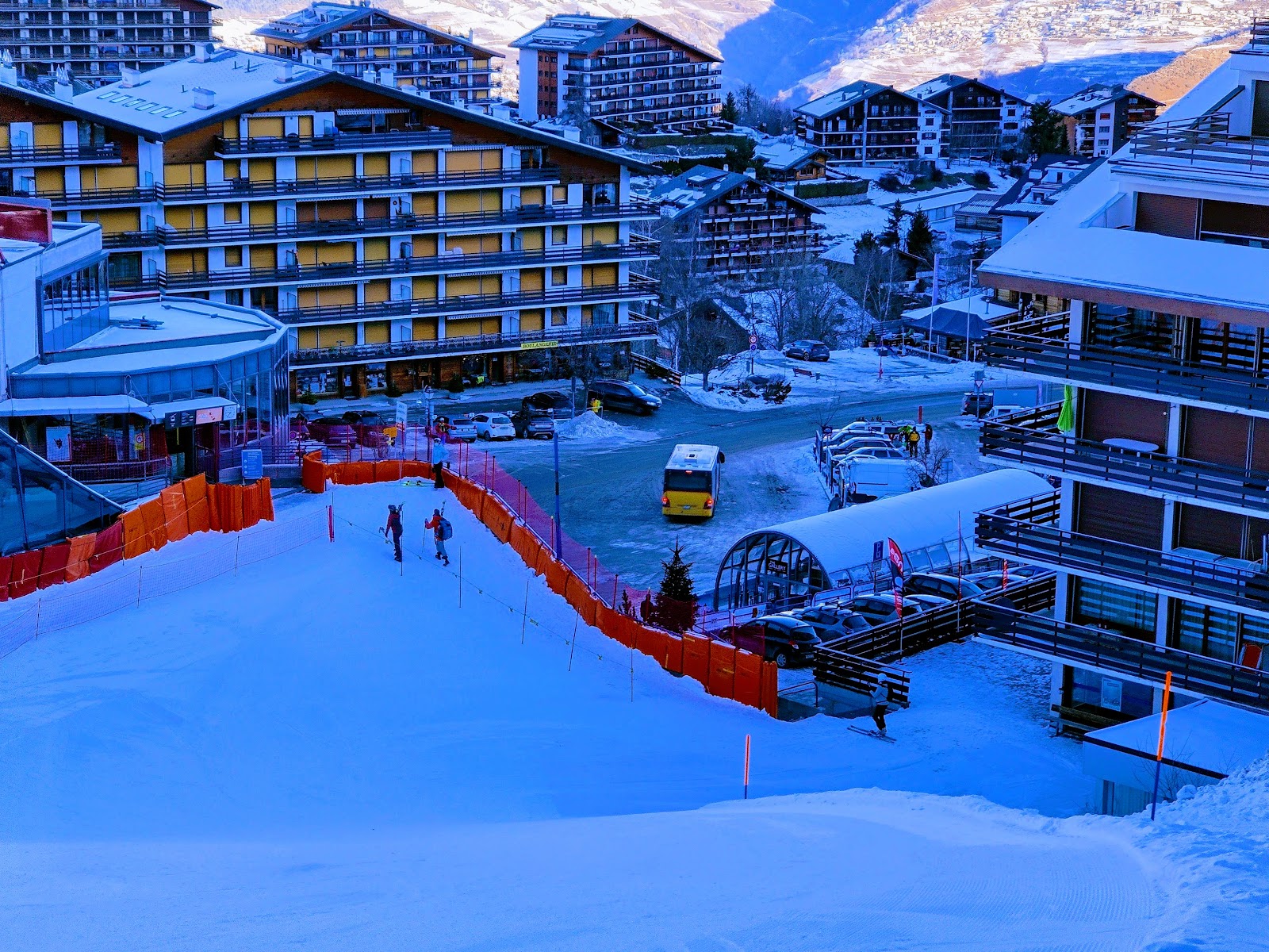 Sunny pistes and the wide ski area above Nendaz