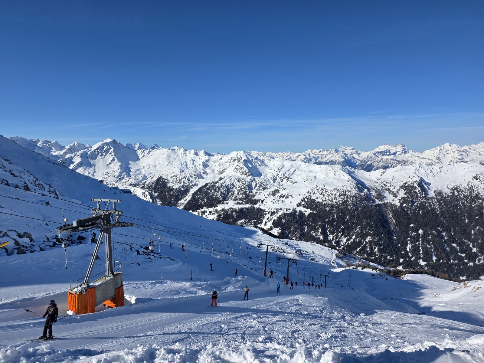 Skiers on the open slopes of the 4 Vallees from Nendaz