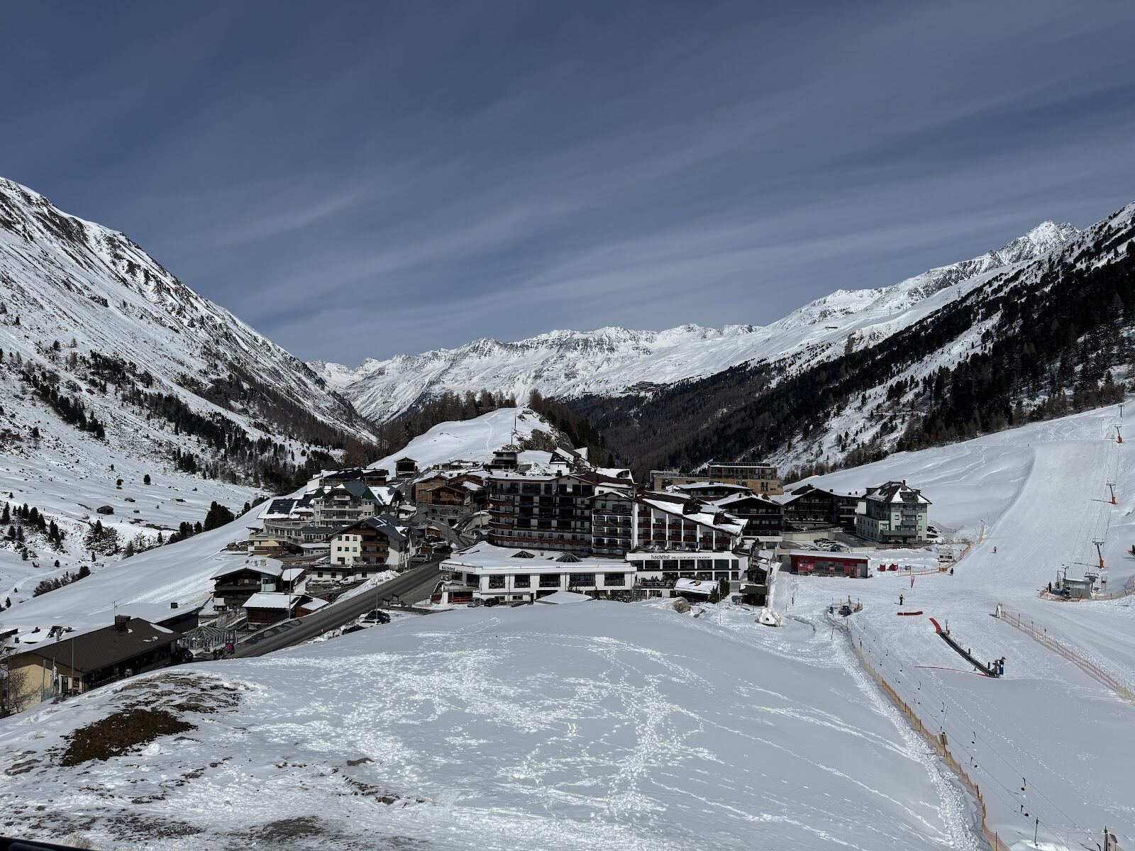 Wide well groomed blue pistes above Obergurgl under bright sun