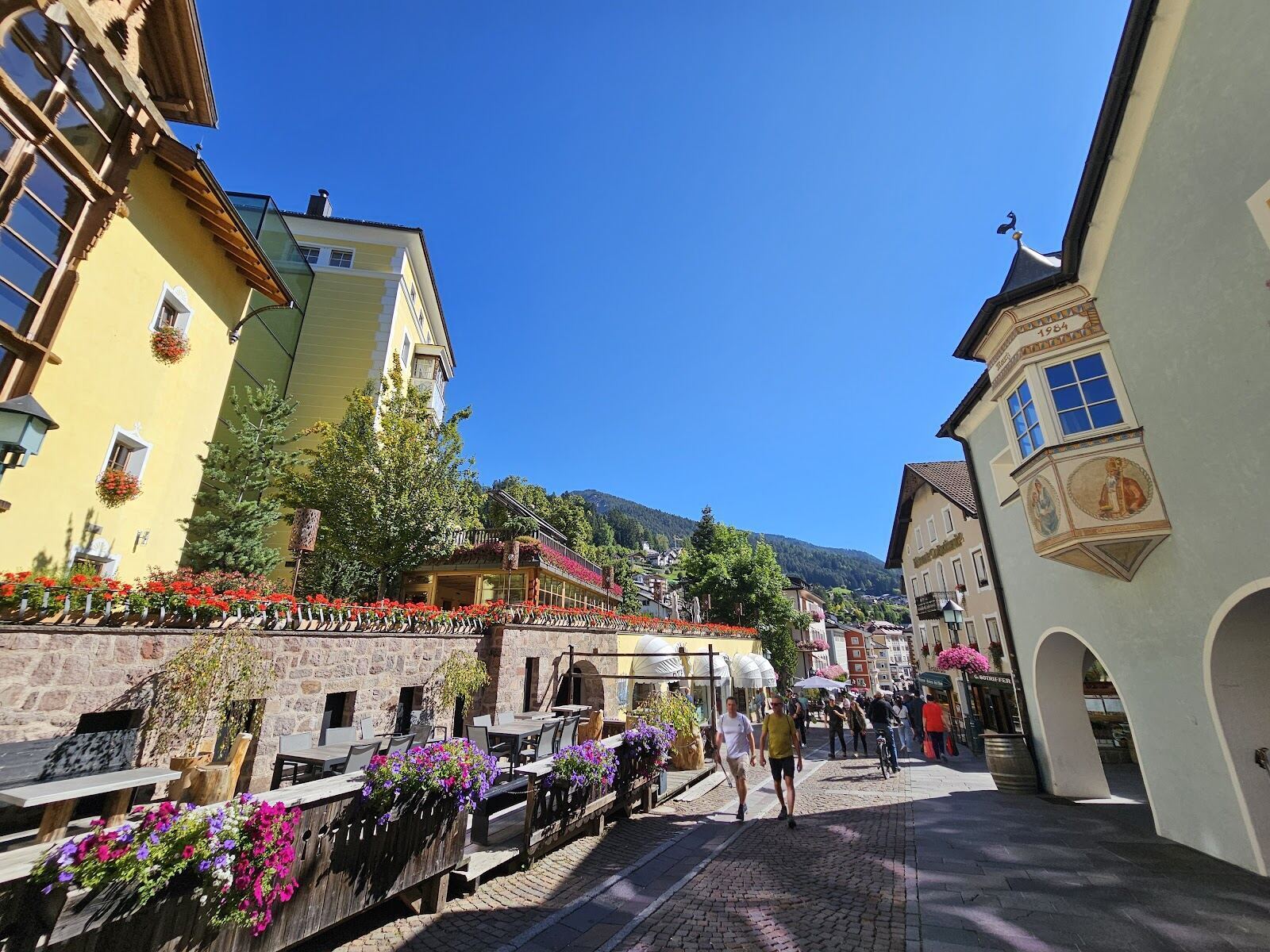 Broad sunny family pistes in Val Gardena