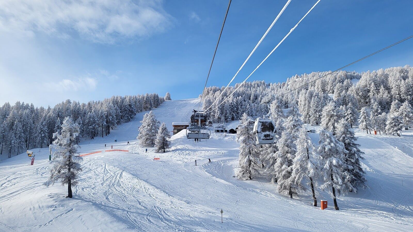 A wide groomed piste above the Ubaye valley at Pra Loup