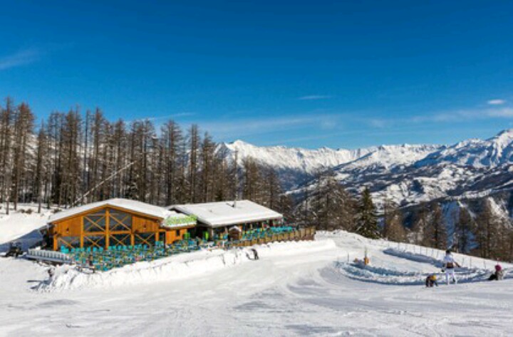 Skiers cruising the Espace Lumiere slopes in the sunshine