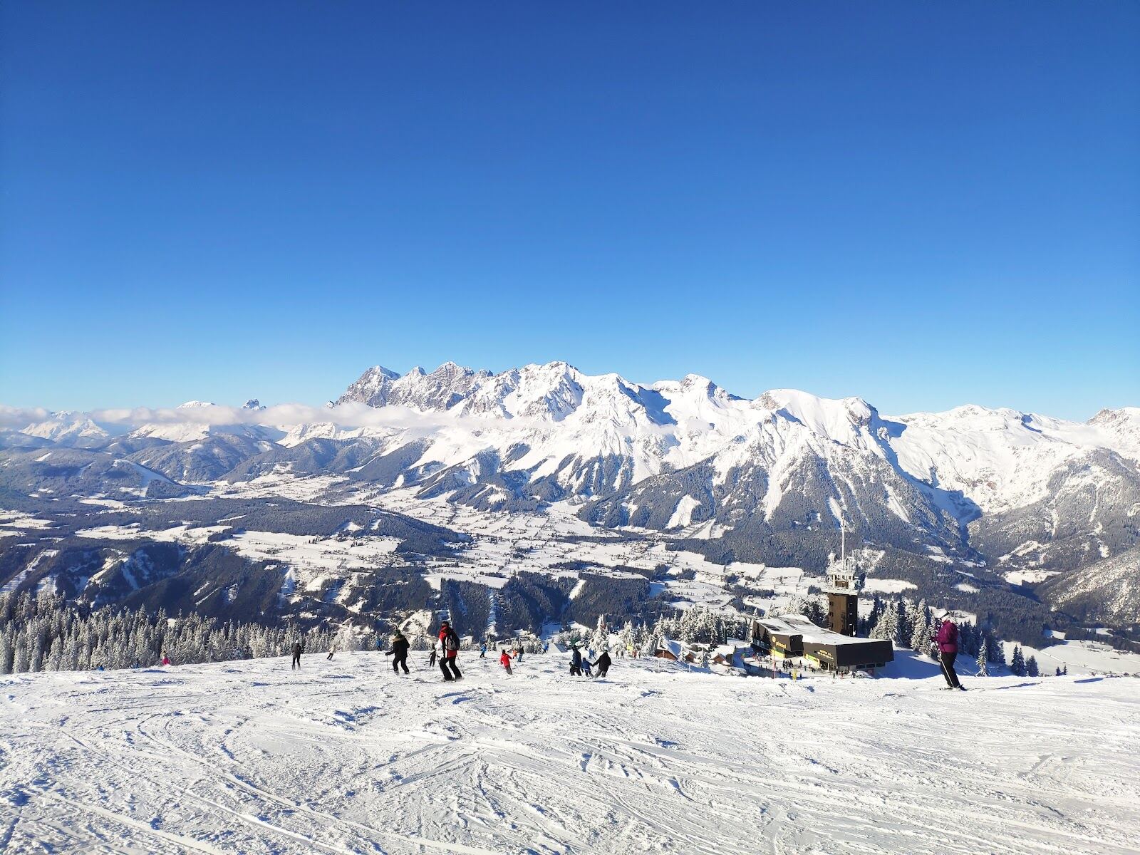 Floodlit night skiing on the Planai slope above Schladming