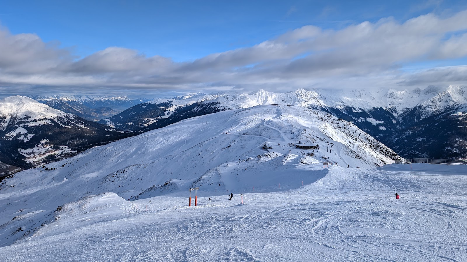 Wide well groomed pistes on a sunny high Tyrol plateau