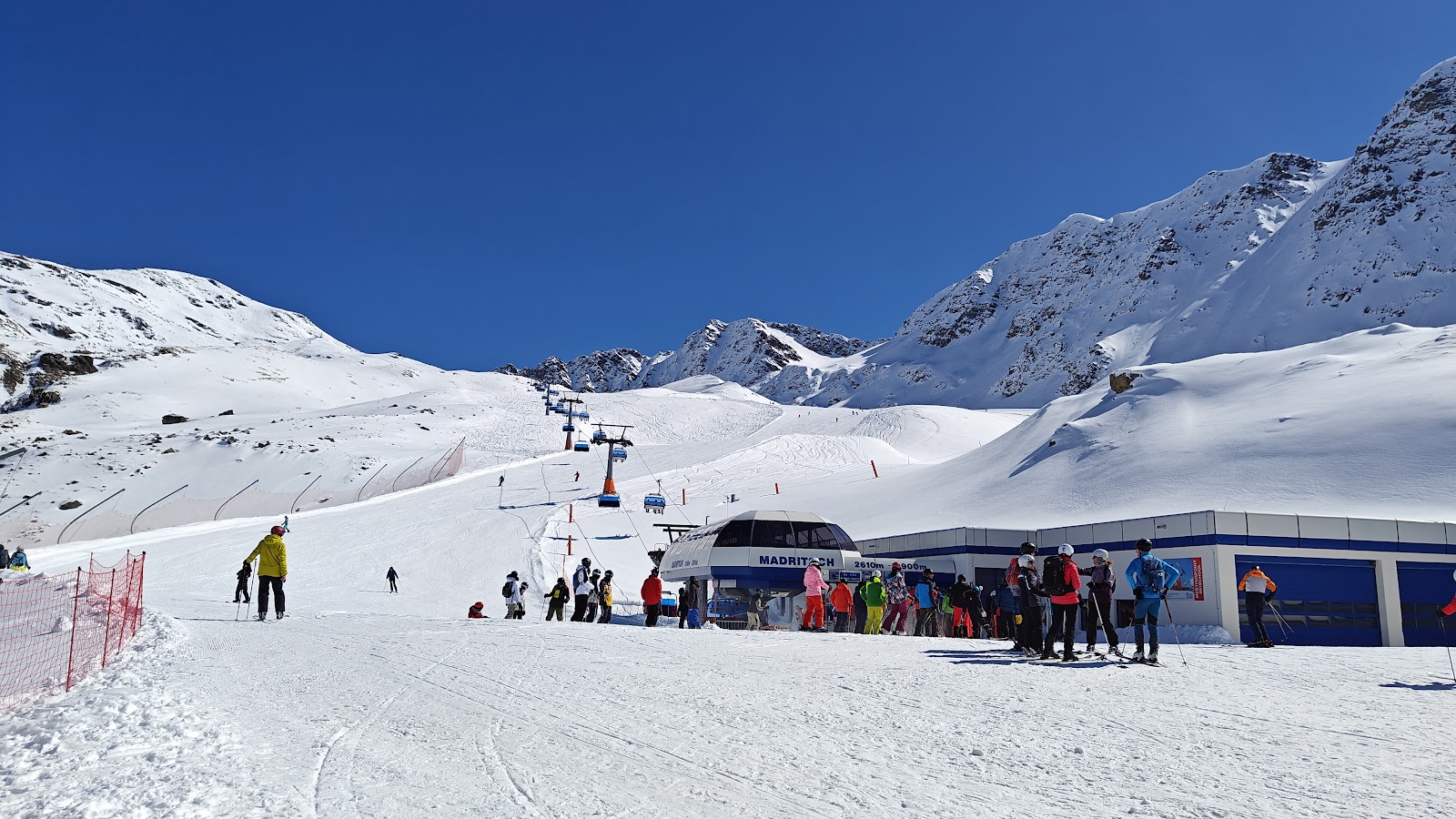 A snow sure high altitude piste with deep cover and dramatic peaks above Solda