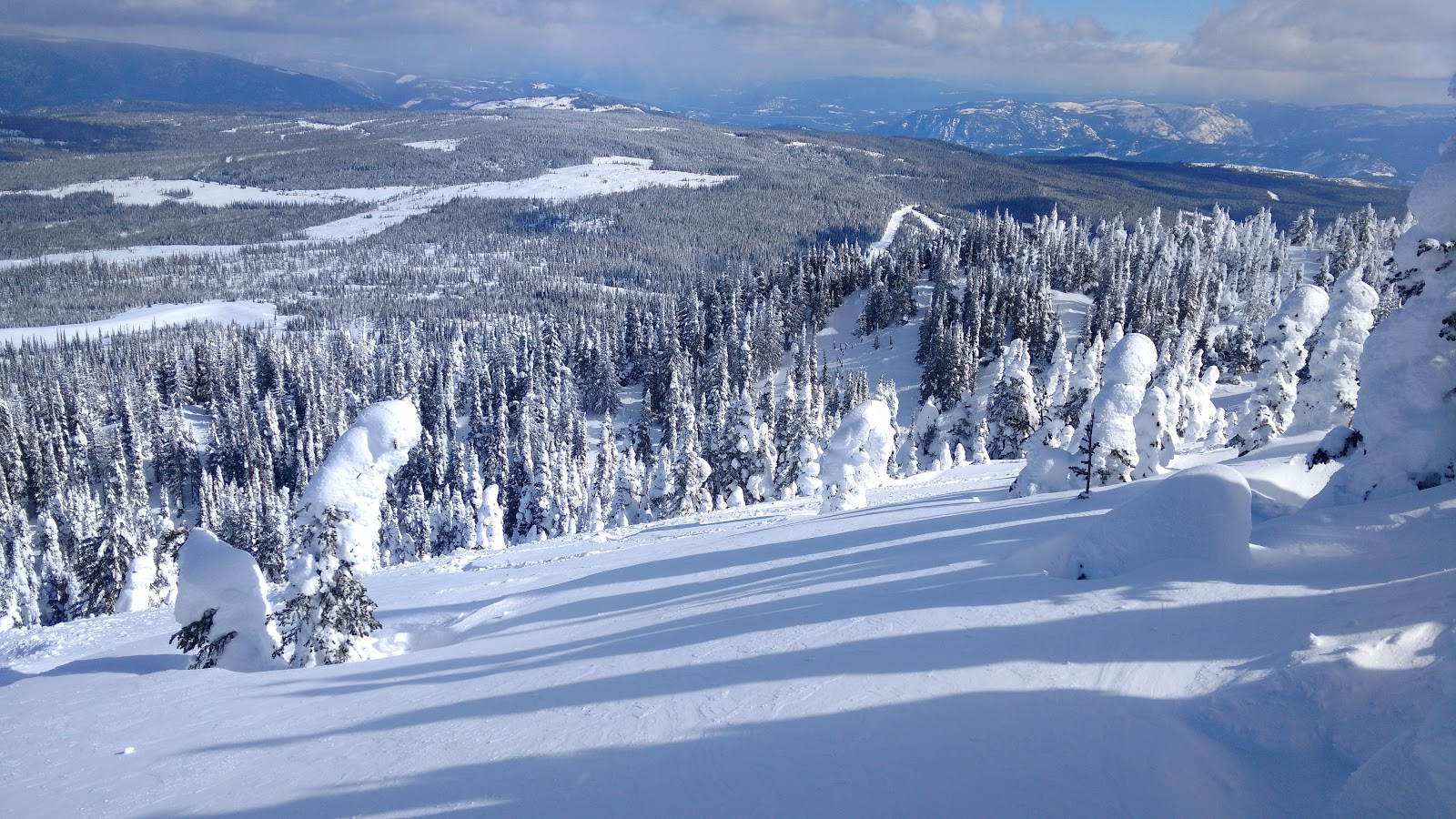 Skiers cruising gentle intermediate terrain at Sun Peaks