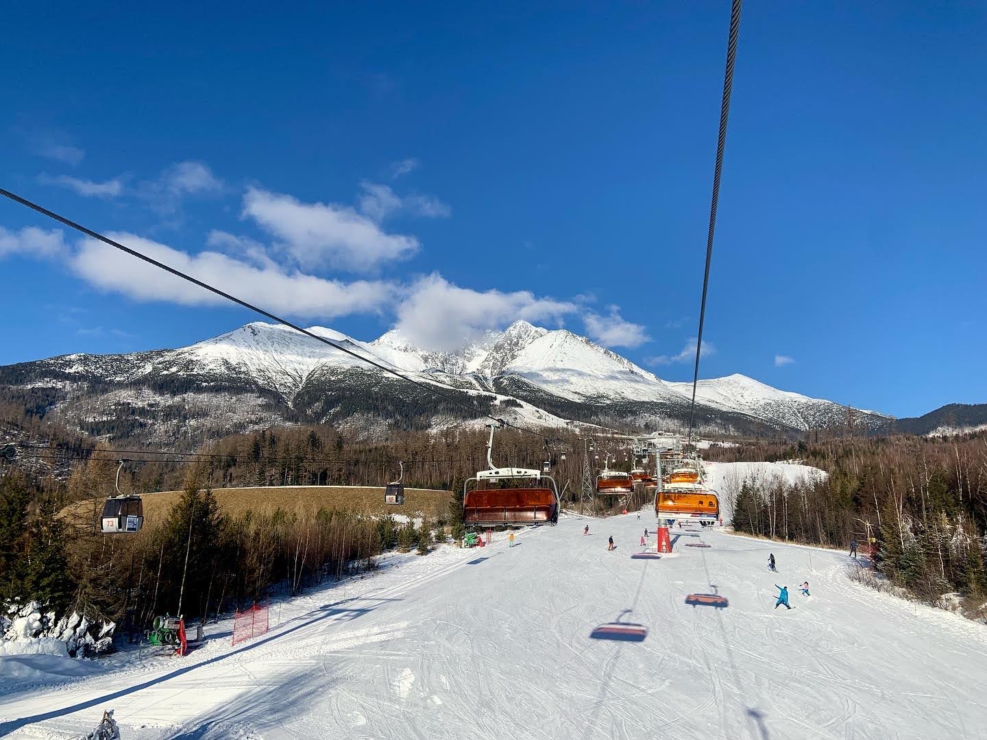 Cable car climbing toward Lomnicke Sedlo above the pistes