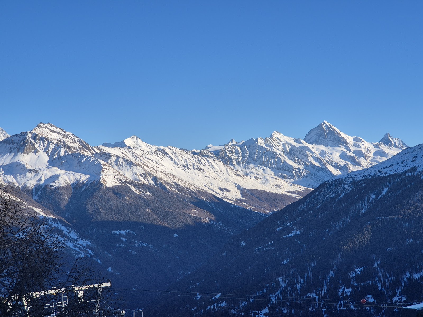 Wide groomed slopes linking Thyon into the 4 Vallees
