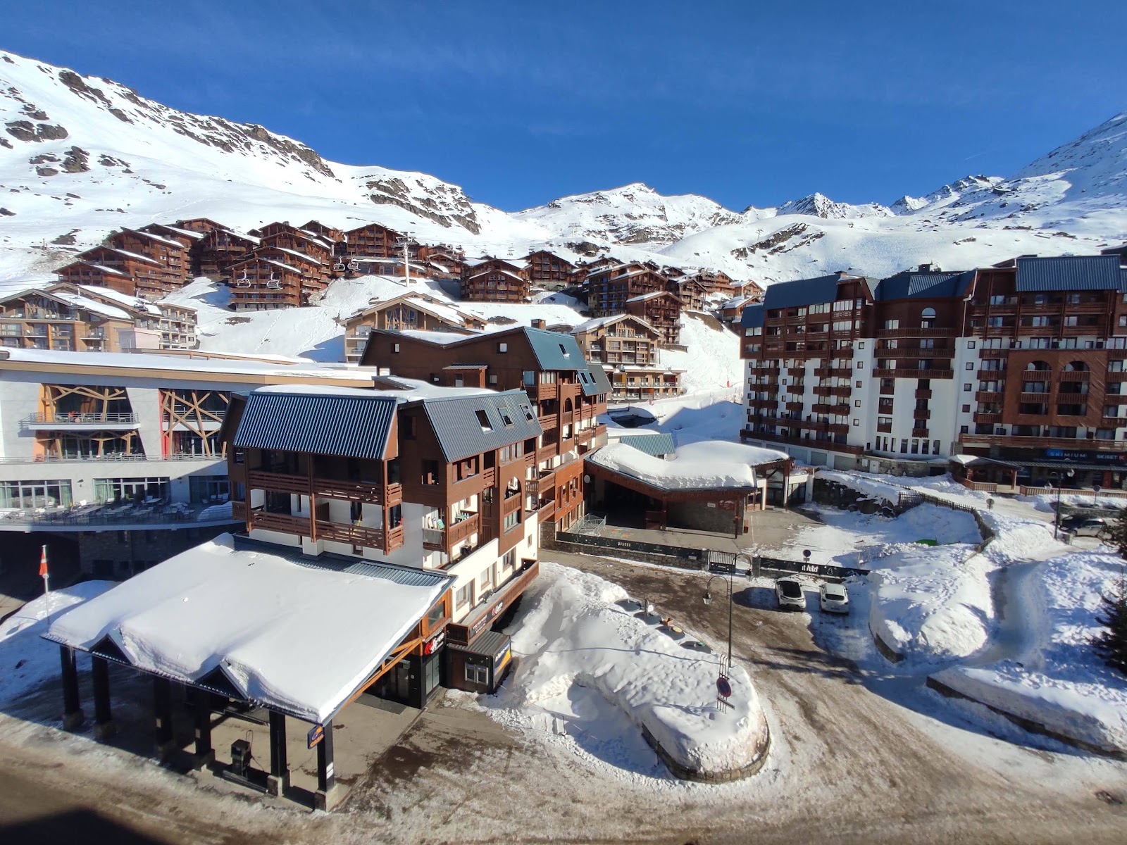 Skiers on a wide open piste above Val Thorens