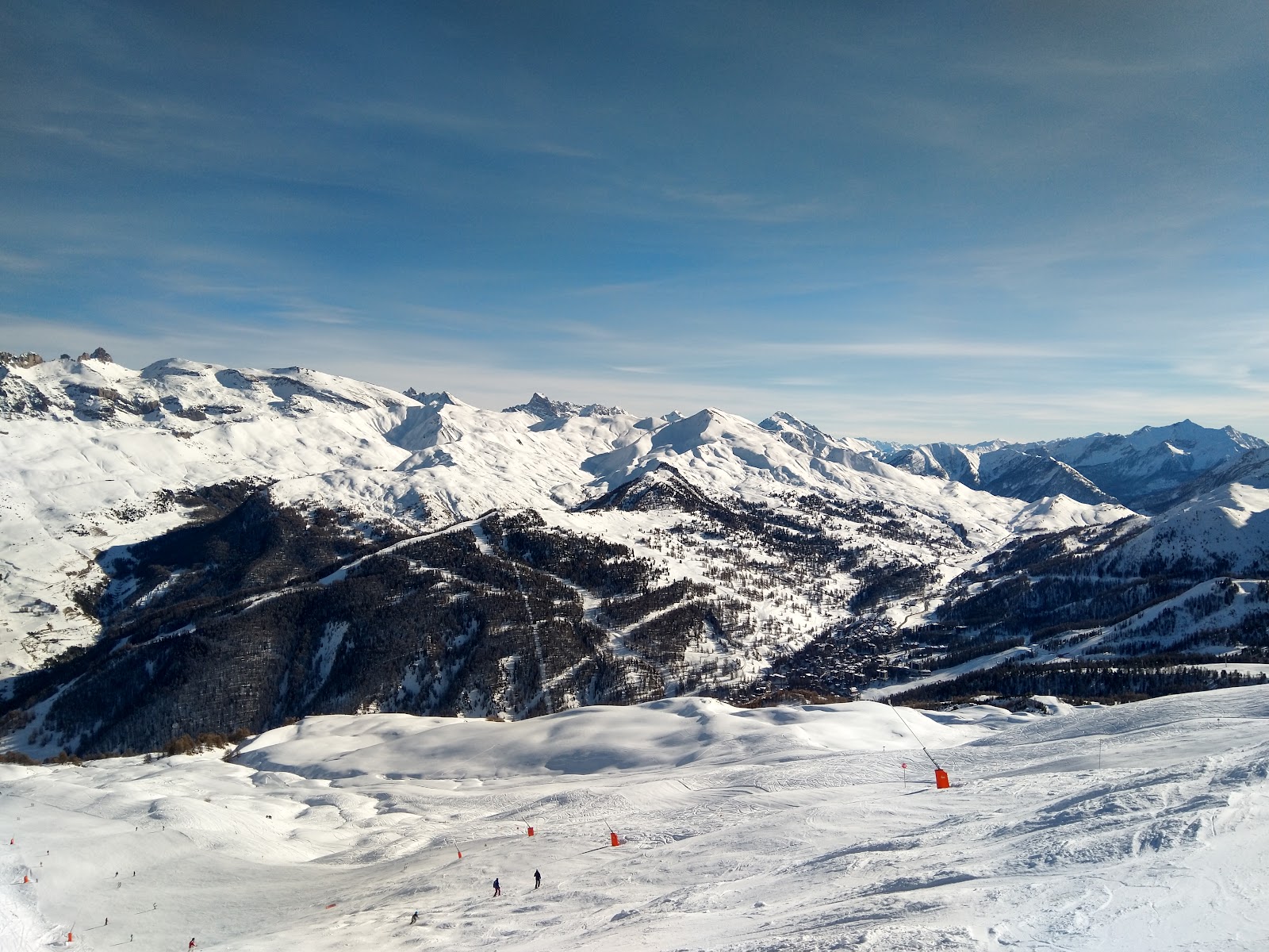 A chairlift over the snowy slopes linking Vars and Risoul