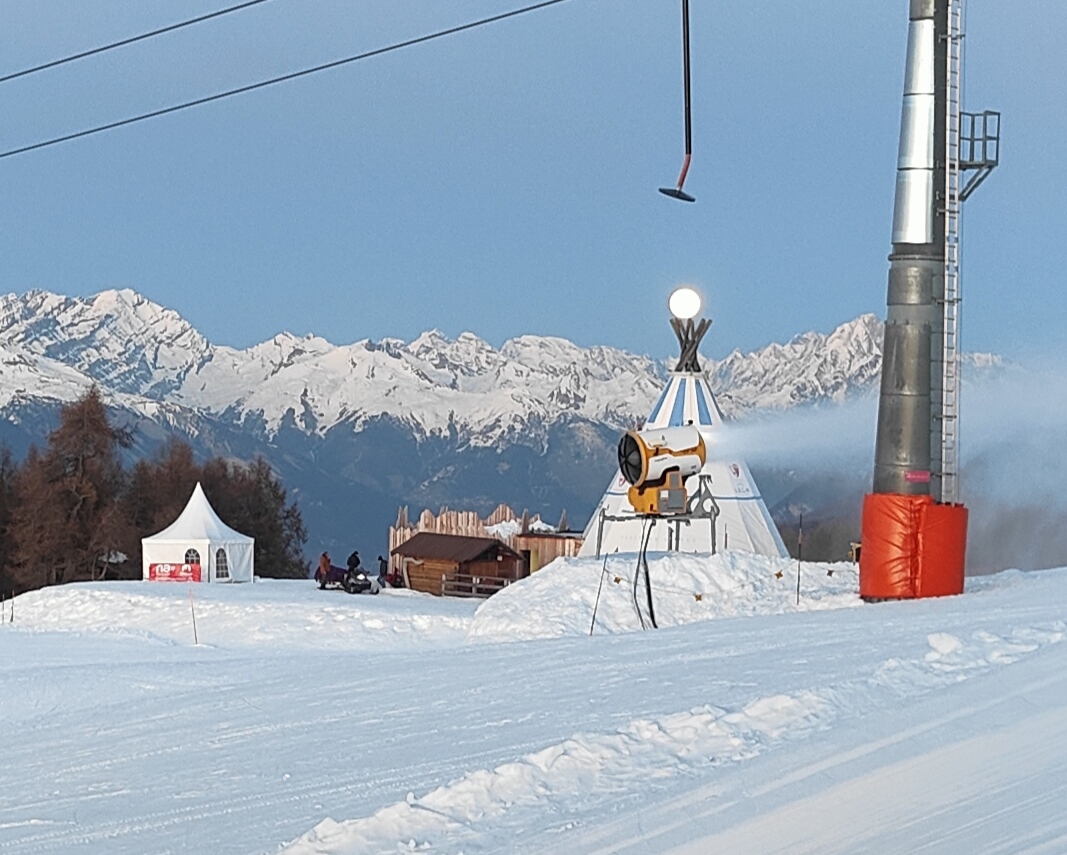 Skiers on the famous Piste de l'Ours run above Veysonnaz