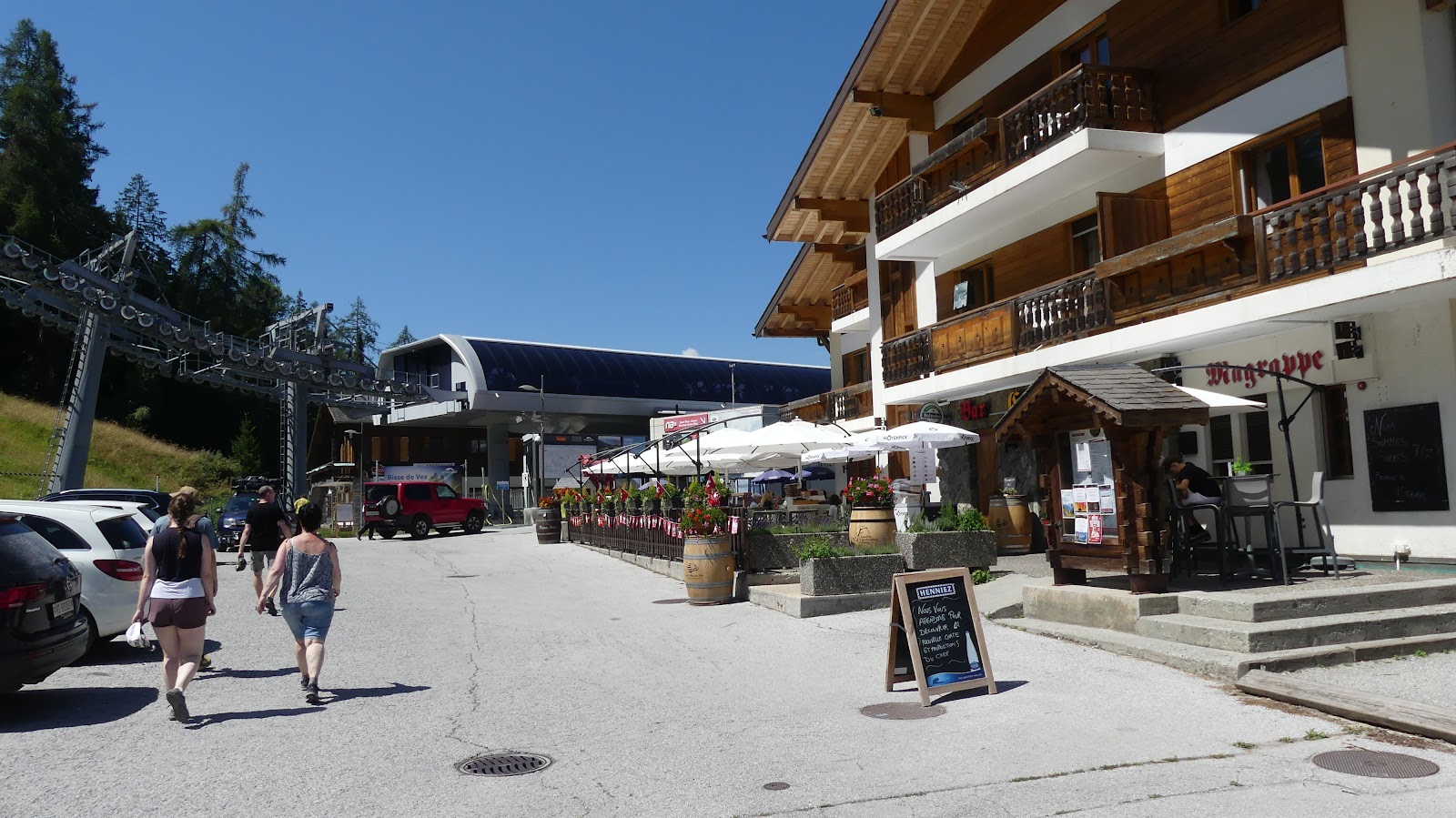 Open sunny pistes linking Veysonnaz into the 4 Vallees
