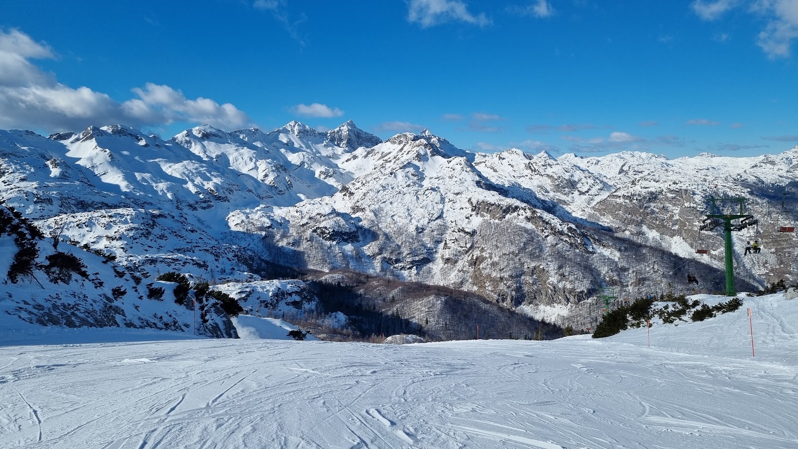 Wide open intermediate pistes with Lake Bohinj far below at Vogel in Slovenia