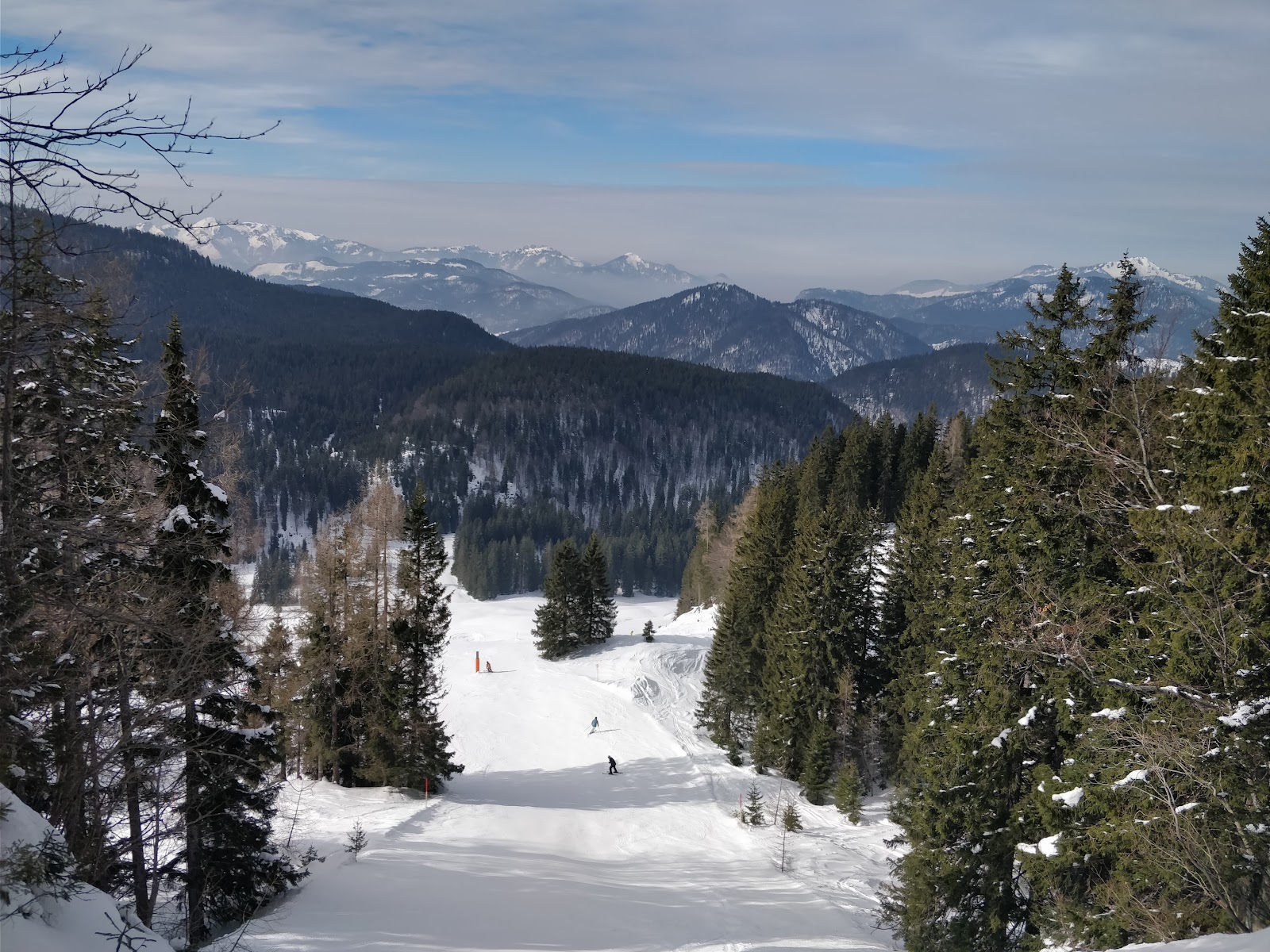 Family skiers on gentle groomed runs at Winklmoos Steinplatte