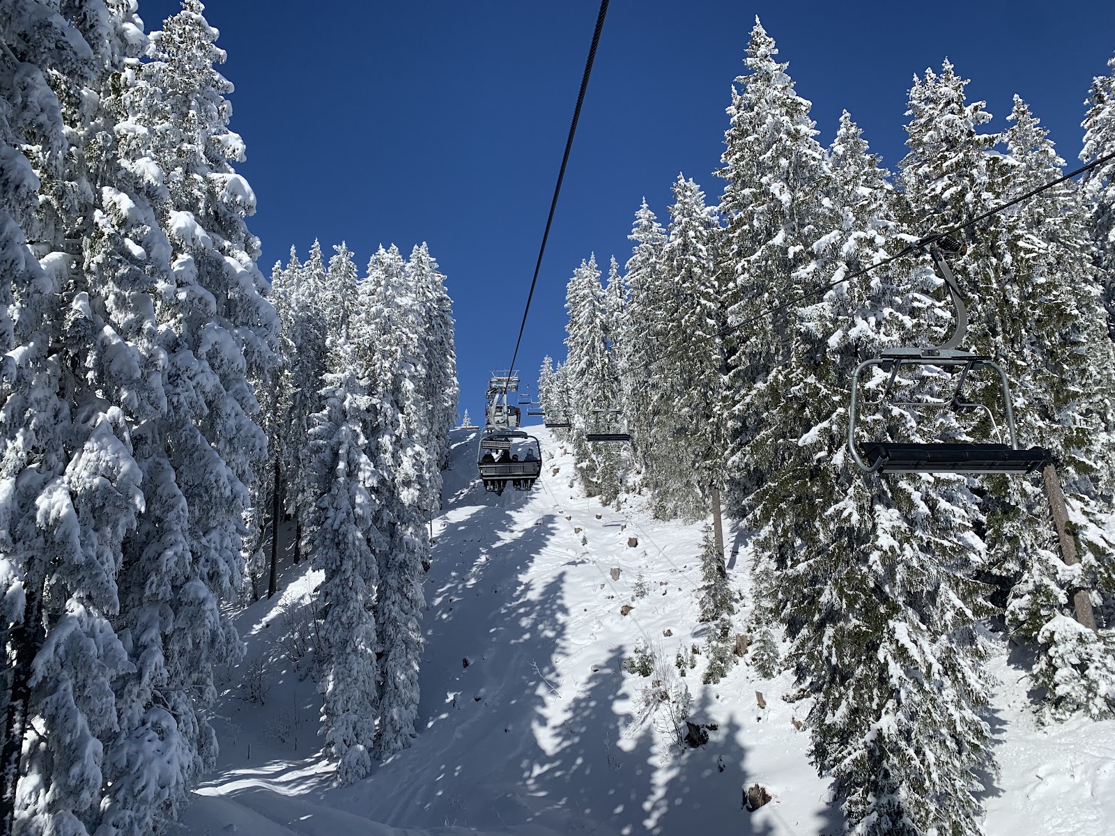 Chairlifts and wide snow fields at Winklmoos Steinplatte