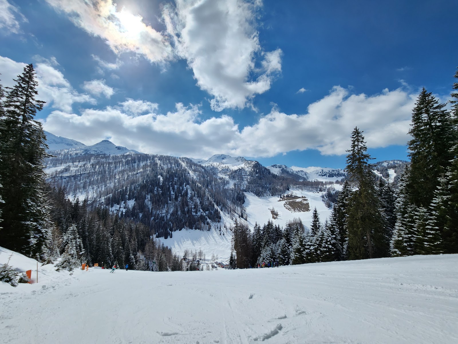 Snowy high pistes and ski in ski out hotels at Zauchensee